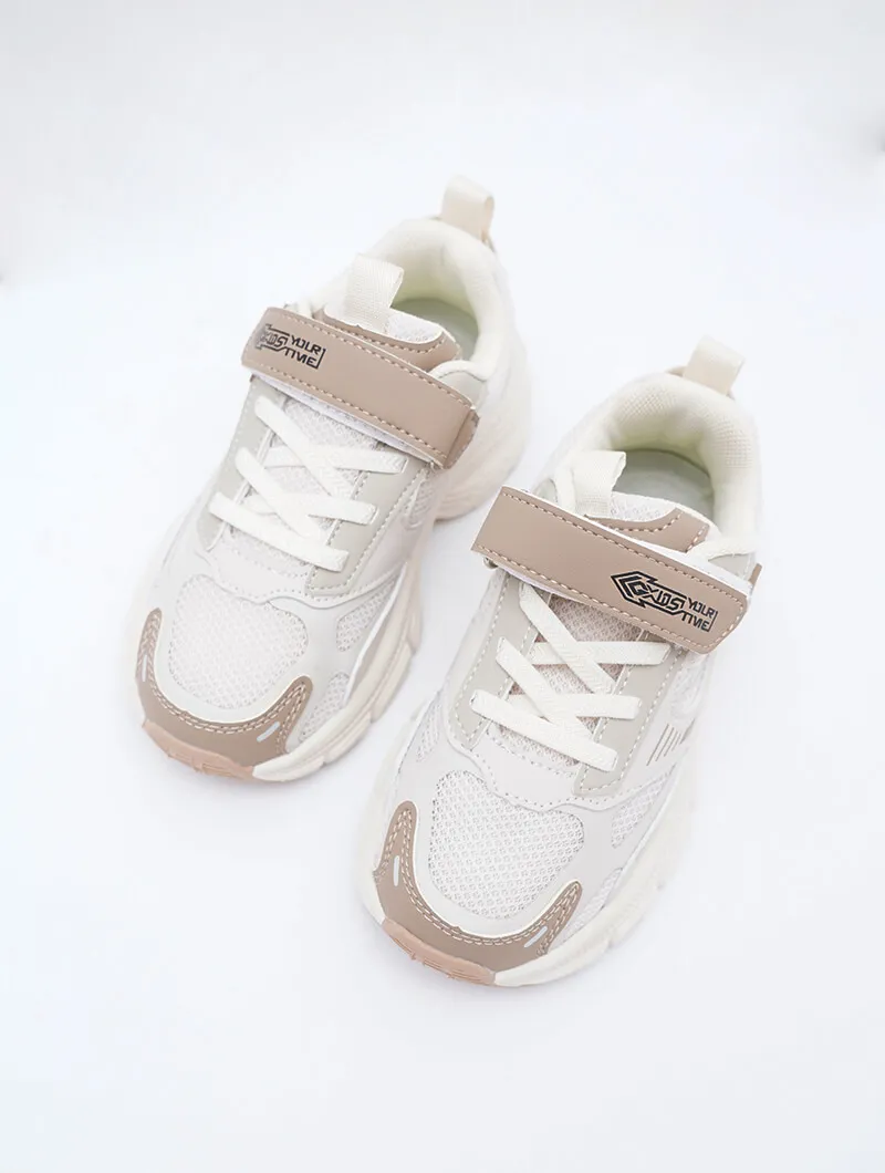 Baskets lacées et scratchées